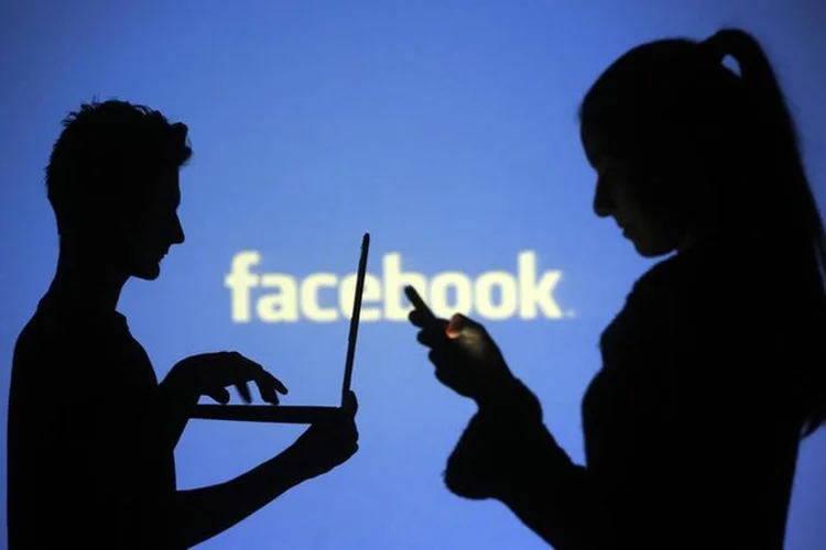 Facebook: "as páginas que utilizam "Facebook Ads" para construir audiência e distribuir notícias falsas mais amplamente" (Dado Ruvic/Reuters)