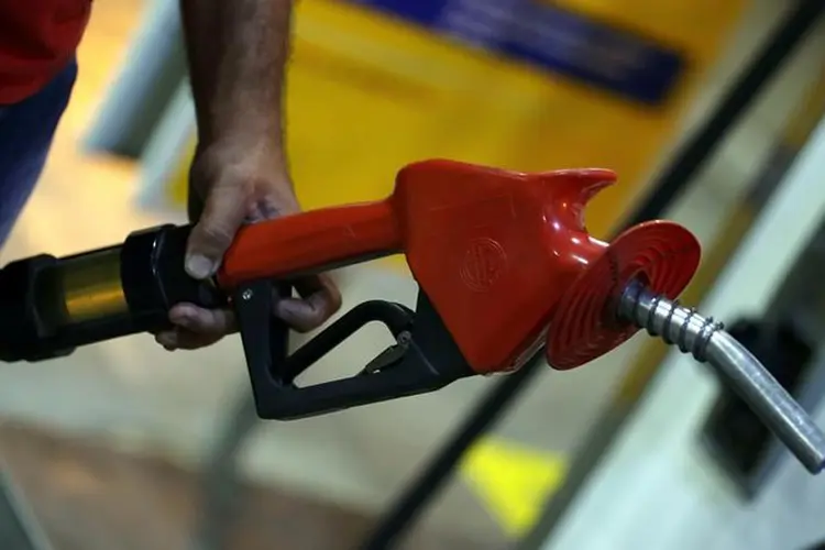Gasolina: o valor médio do diesel nos postos do país, por sua vez, subiu 0,6% (Paulo Whitaker/Reuters)