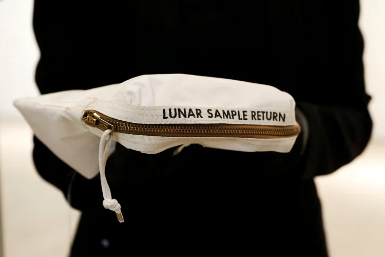 Bolsa do astronauta Neil Armstrong: os leiloeiros esperavam que a bolsa fosse ser vendida entre 2 milhões e 4 milhões de dólares (Brendan McDermid/Reuters)