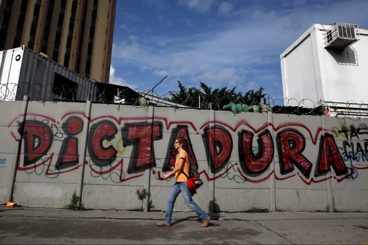 Nicolás Maduro: o documento inclui uma lista com os nomes e dados de 92 pessoas mortas nos protestos no país (Carlos Garcia Rawlins/Reuters)