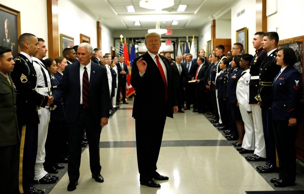 Trump vai ao Pentágono para revisar estratégias no Afeganistão