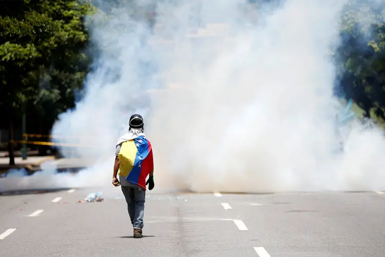 Manifestante na Venezuela: novos protestos estão previstos, incluindo uma paralisação de 48 horas durante a semana (Andres Martinez Casares/Reuters)