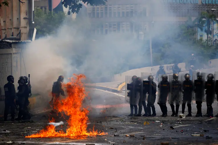 Protesto na Venezuela: houve violentos distúrbios durante uma marcha em apoio aos magistrados nomeados para a Corte Suprema paralela (Andres Martinez Casares/Reuters)
