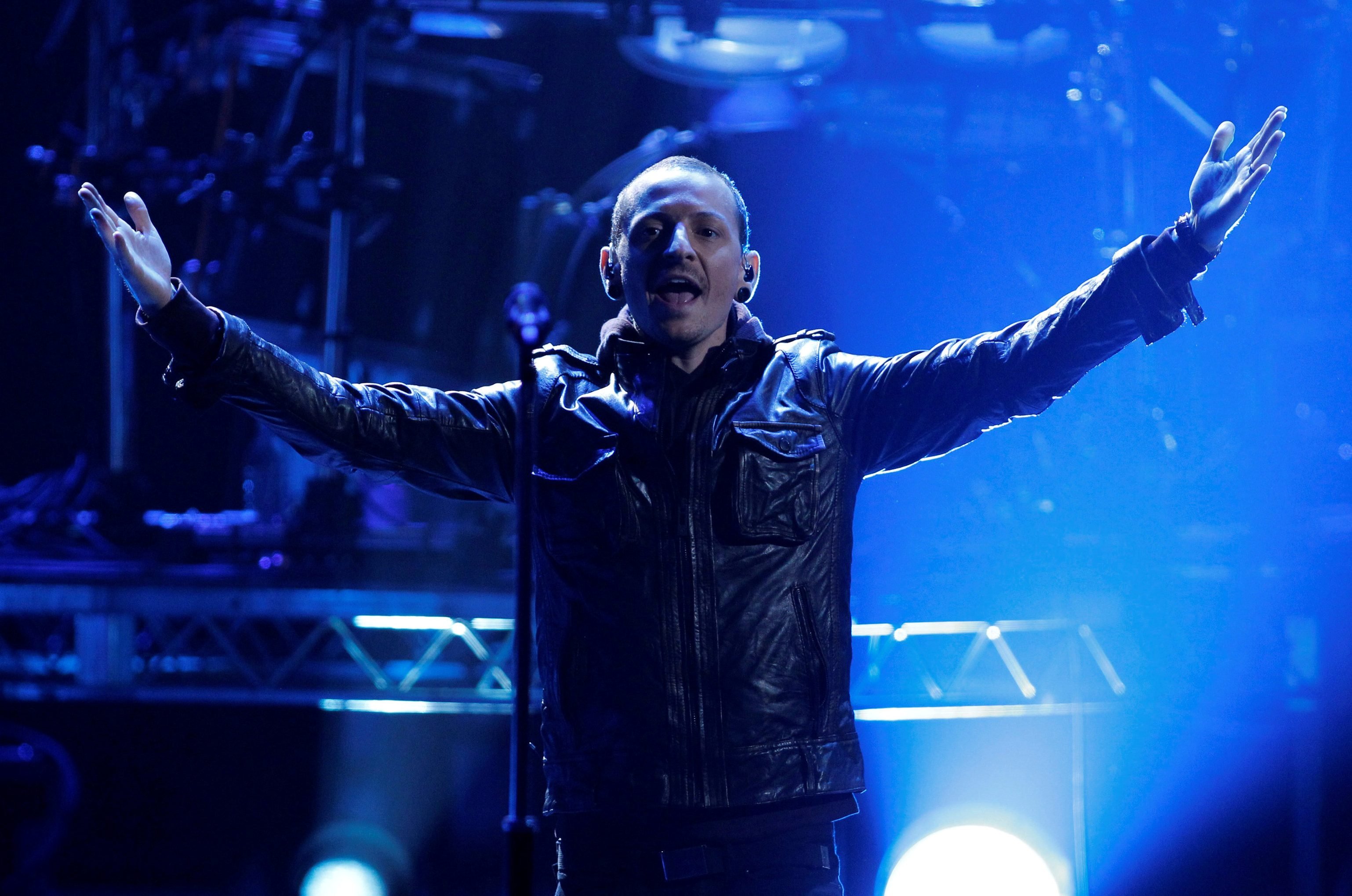 Legista diz que vocalista do Linkin Park morreu por enforcamento