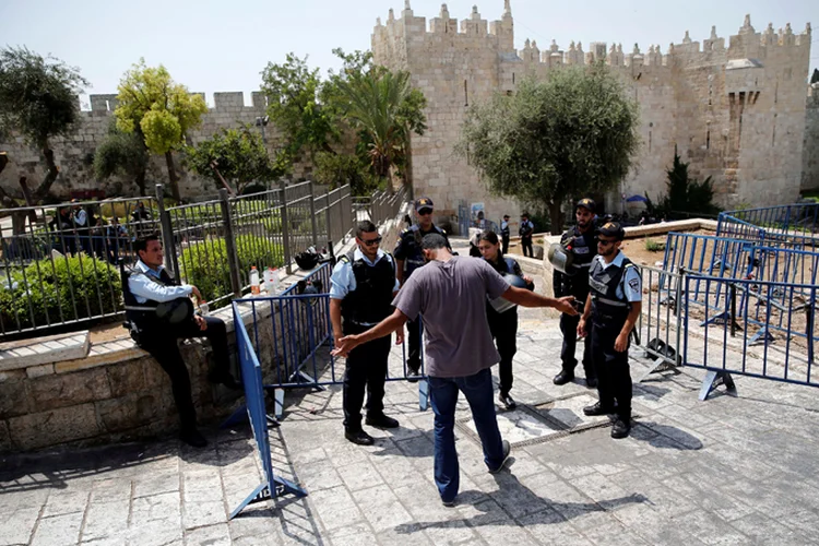 Governo: se recusa a retirar os equipamentos de segurança instalados nos últimos dias no templo (Amir Cohen/Reuters)
