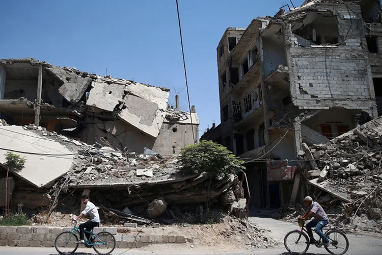 Damasco: Os bombardeios dos aviões militares causaram seis mortos, entre eles duas crianças e três mulheres (Bassam Khabieh/Reuters)