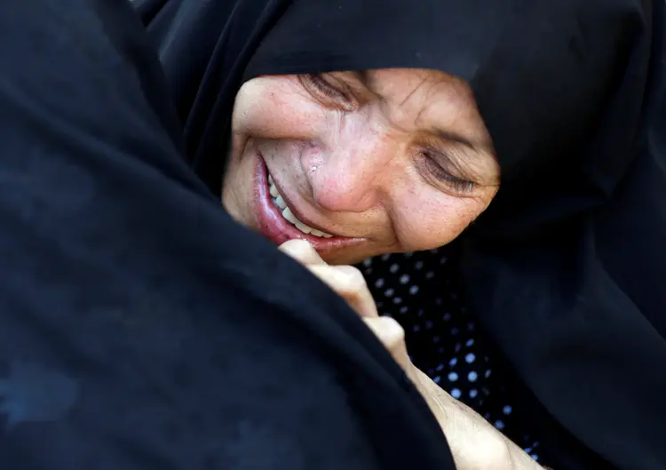 Mulher: afegã após um ataque suicida em Cabul (Mohammad Ismail/Reuters)