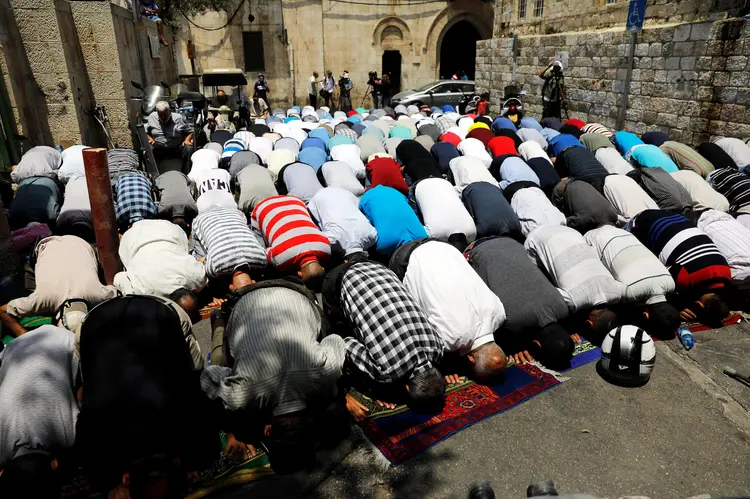 Protesto: há dez dias, em sinal de protesto, centenas de muçulmanos decidiram realizar suas orações do lado de fora (Ronen Zvulun/Reuters)