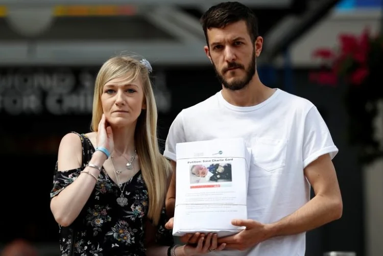 Família: a decisão vai contra os desejos dos pais, Connie Yates e Chris Gard, que tinham pedido que o filho fosse mantido com vida por mais alguns dias (Peter Nicholls/Reuters)