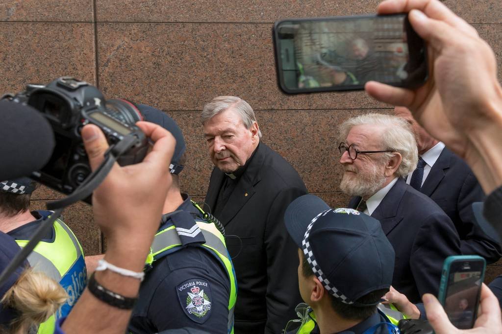 Cardeal George Pell nega acusação de abuso sexual