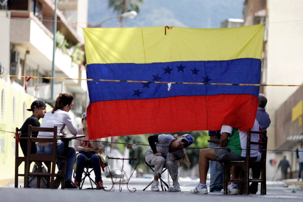 Greve bloqueia principais vias de Caracas e Maduro minimiza ato