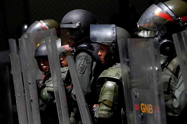 Forças de segurança da Venezuela durante dia de greve geral e protestos em Caracas, dia 26/07/2017 (Andres Martinez Casares/Reuters)
