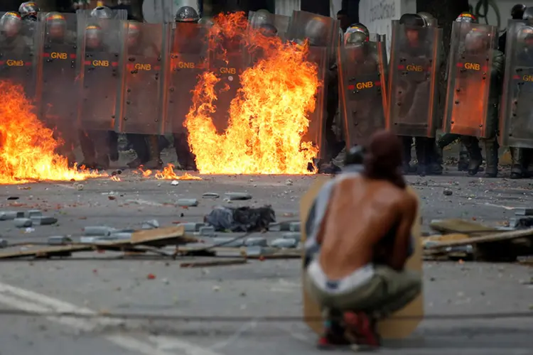 Morte: eleva para dois o número de vítimas durante nova rodada de protestos contra o governo (Carlos Garcia Rawlins/Reuters)