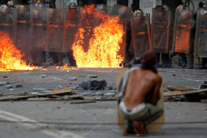Jovem de 16 anos morre durante nova manifestação na Venezuela