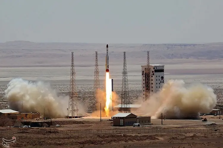Lançamento de foguete Simorgh do Irã, dia 27/07/2017 (Tasnim News Agency/Reuters)