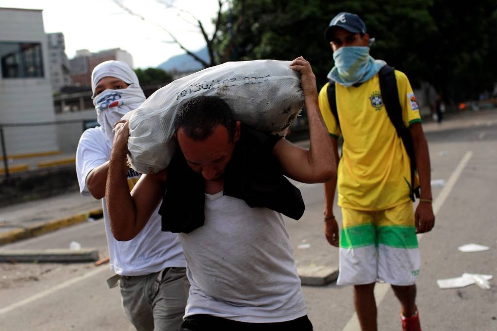Opositores tomam ruas da Venezuela mesmo sob ameaça de repressão