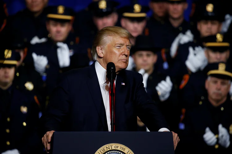 Trump: "Não sejam carinhosos com criminosos" imigrantes, disse sorrindo aos policiais (Jonathan Ernst/Reuters)