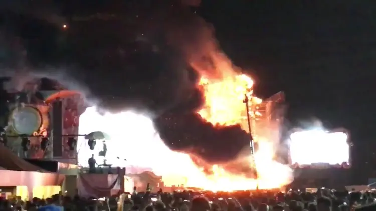 Palco em chamas: Tomorrowland é cancelado na Espanha após incêndio (Alex Prim Lopez/Social Media/Reuters)