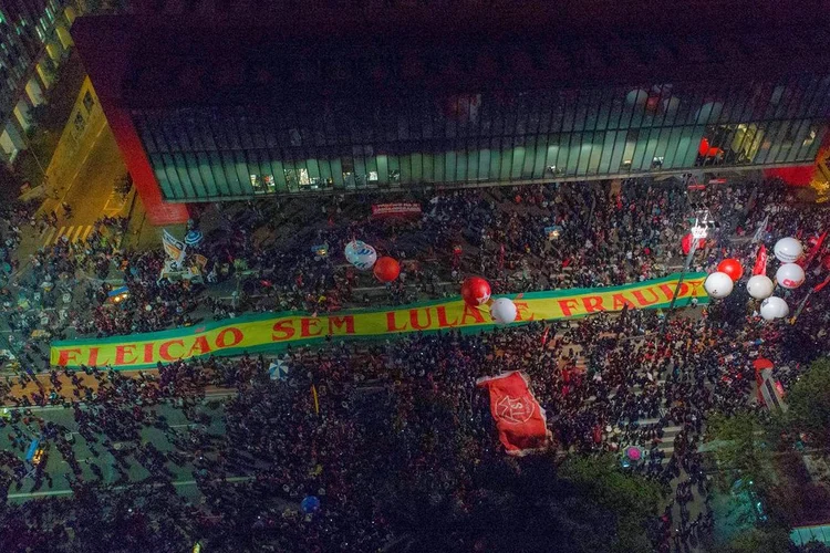 Protesto na Avenida Paulista: "O problema desse país não é o Lula, é o golpe", disse Lula (Ricardo Stuckert/Facebook/Divulgação)