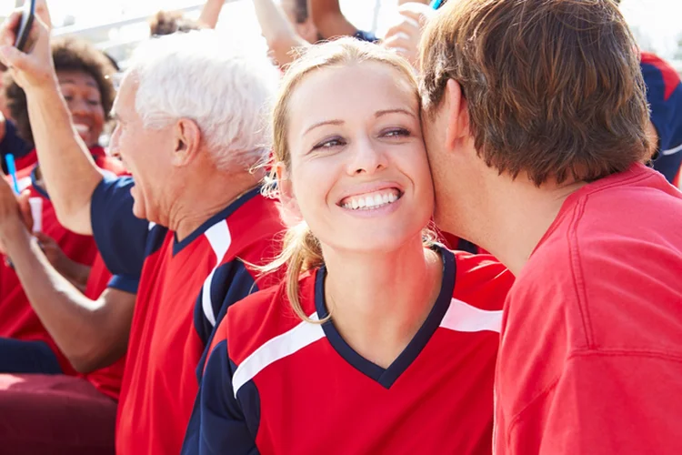 Câmera do beijo: empresa de preservativos patrocinará 120 segundos de casais se beijando a cada jogo (Foto/Divulgação)