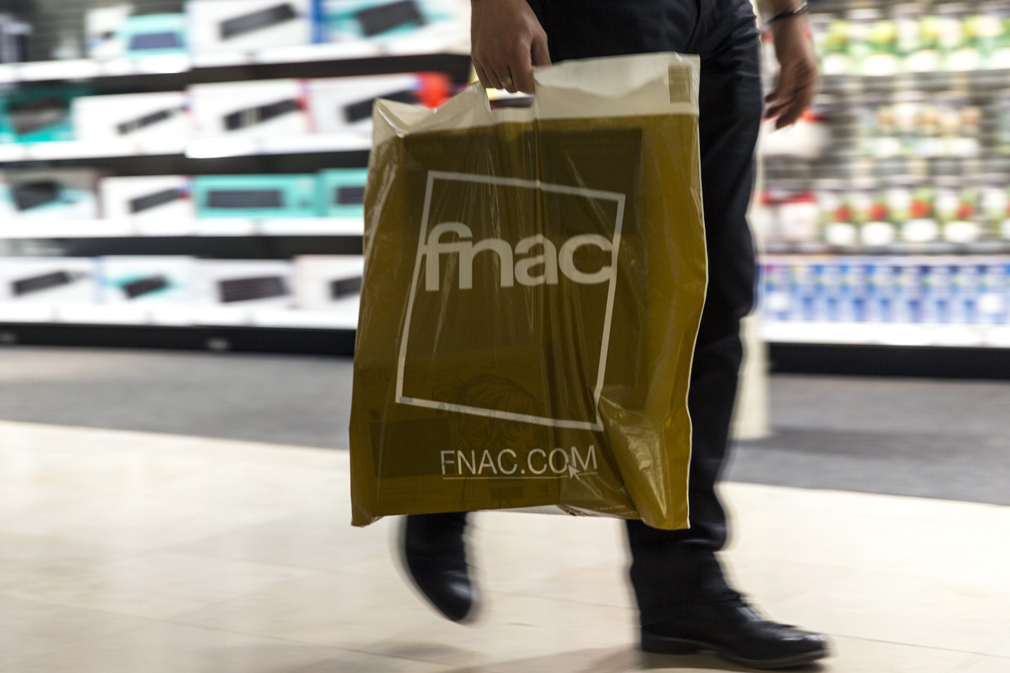 Fnac fecha última loja no país e ex-funcionários fazem protesto em SP