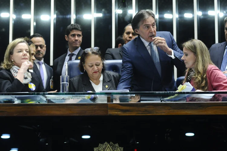 Eunício Oliveira: o presidente do Senado determinou o apagar das luzes e o corte do som dos microfones (Edilson Rodrigues/Agência Senado)