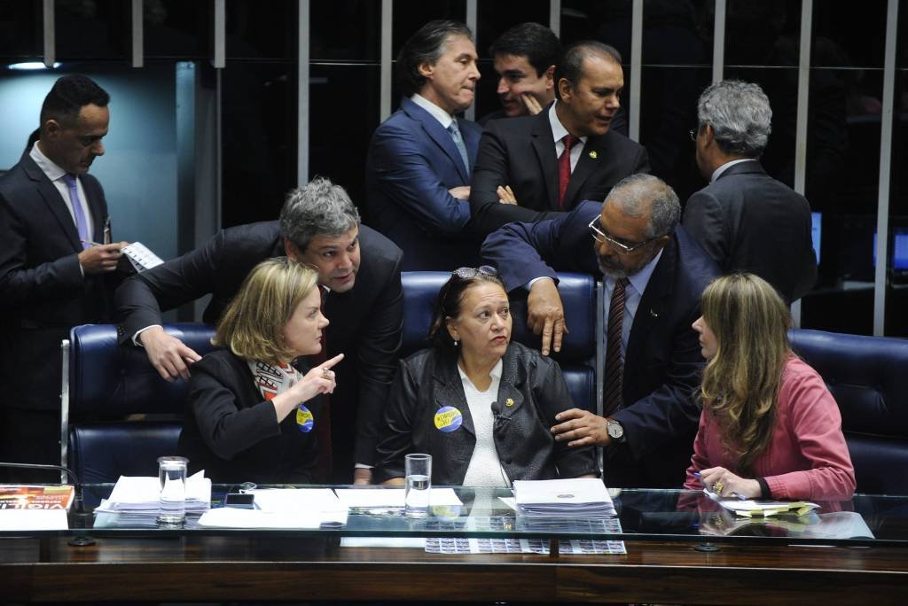 Senadoras mantêm ocupação da Mesa do Senado para impedir votação