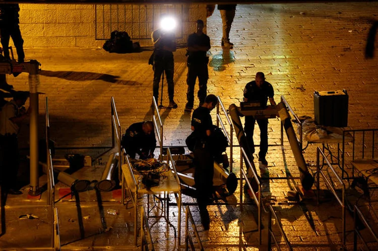 Israel: militares retiram equipamentos de vigilância na entrada da Cidade Velha de Jerusalém após intensos protestos (Ammar Awad/Reuters)