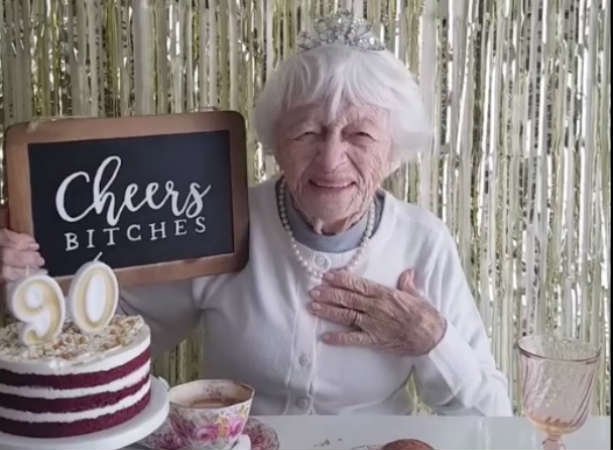 Em vídeo inusitado, senhora comemora 90 anos com champanhe