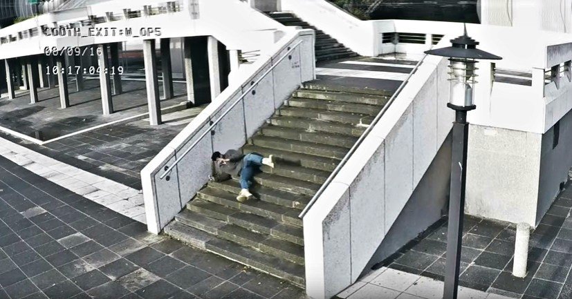 Campanha mostra que andar digitando no celular não dá certo