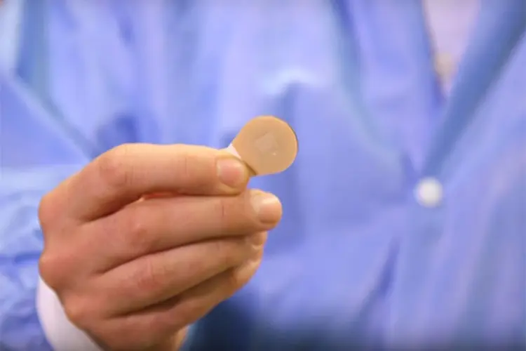 Adesivo: o dispositivo conta com agulhas que, de tão microscópicas, não podem ser vistas à olho nu (Georgia Tech/Youtube/Reprodução)