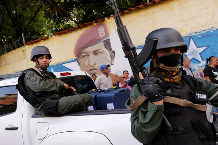 Homens armados durante votação da Constituinte neste domingo: cerca de 19,4 milhões de venezuelanos podem participar na votação (Andres Martinez Casares/Reuters)