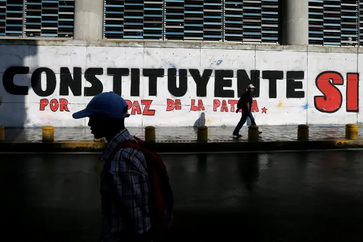 Muro pintado na Venezuela neste domingo, na votação da Constituinte: advogado estava em casa com familiares e amigos quando duas pessoas invadiram o local, o tiraram para fora e atiraram (Andres Martinez Casares/Reuters)