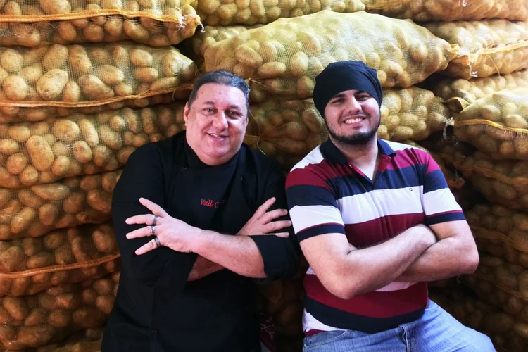 Vall Coutinho e Vito Laselva, da Batata do Vall: pai e filho se uniram para abrir um delivery de batatas rostie recheadas (Batata do Vall/Divulgação)