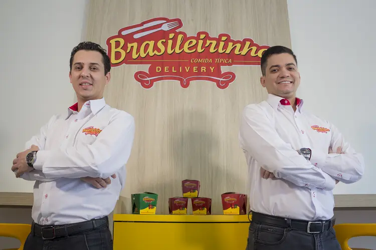 Os donos da Brasileirinho Delivery, Adriano Massi (esq.) e Jhonathan Ferreira (dir.) (Foto/Divulgação)