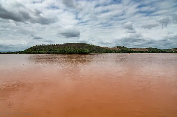 Minas Gerais: Lama contaminou o Rio Doce após rompimento de barragem em novembro de 2015; Vale segue indefinida sobre o retorno da Samarco (Eli Kazuyuki Hayasaka/Wikimedia Commons)