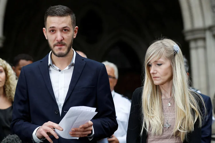 Pais de Charlie Gard: eles agora discutirão com seu hospital em Londres sobre como ele deve morrer (Peter Nicholls/Reuters)