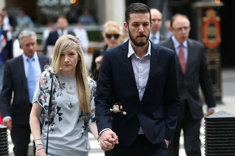 Pais de Charlie Gard: seus pais, Chris Gard e Connie Yates, abandonaram sua luta legal na segunda-feira (Neil Hall/Reuters)
