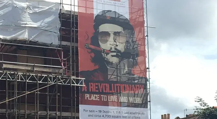Anúncio em Bristol: Che Guevara em propaganda de apartamentos (Twitter/Reprodução)