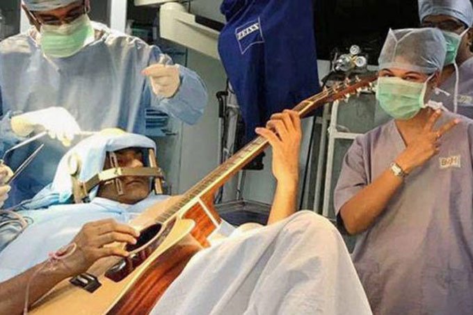 Indiano toca violão enquanto passa por cirurgia no cérebro