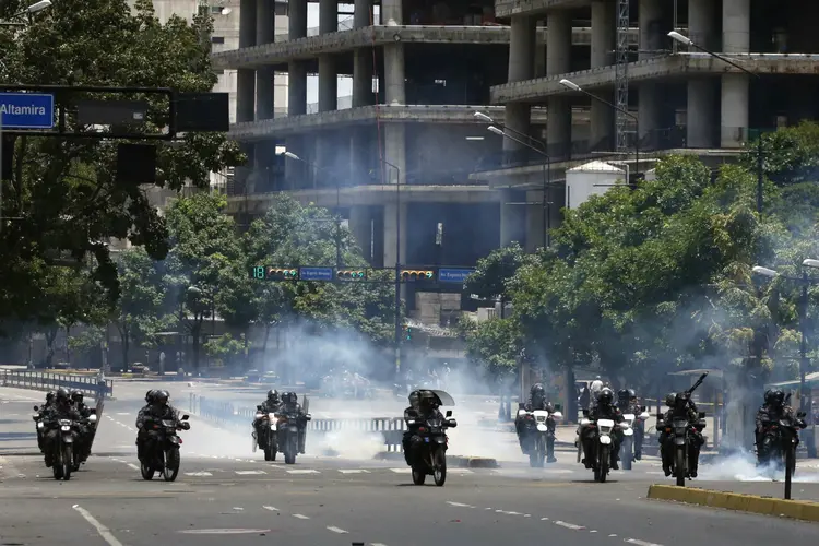 Policiais de moto durante a votação da Constituinte na Venezuela (Carlos Garcia Rawlins/Reuters)