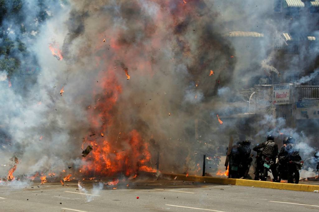 Confronto entre policiais e manifestante durante votação da Constituinte na Venezuela: Ministro considerou atos violentos como "isolados" (Carlos Garcia Rawlins/Reuters)