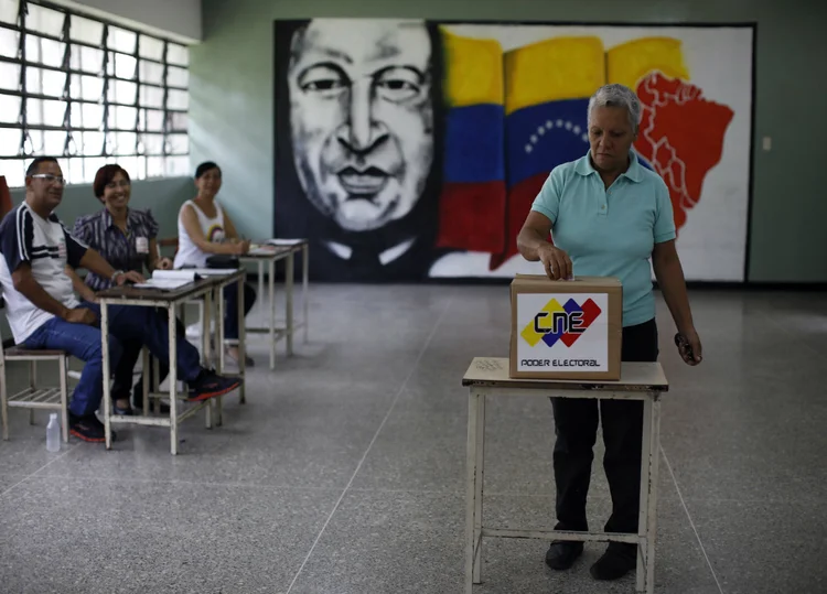 Mulher vota em Constituinte realizada neste domingo: violentos protestos não conseguiram barrar votação (Carlos Garcia Rawlins/Reuters)