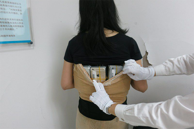 Mulher é presa ao tentar viajar com 102 iPhones escondidos