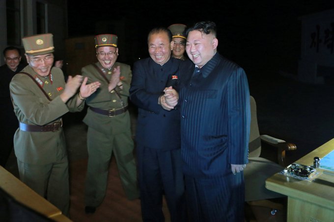 Kim Jong-un festeja lançamento de míssil com grande banquete