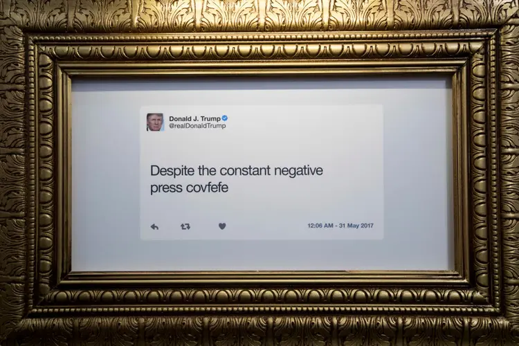 Museu do Twitter de Trump em NY: famoso tweet com o erro "covfefe" é apresentado no museu (Drew Angerer/Getty Images)