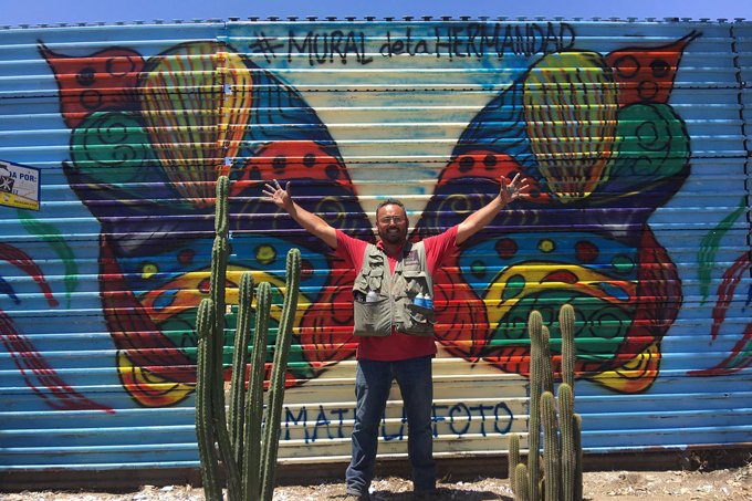 Mexicano pinta mensagem de 2km em muro na fronteira com EUA