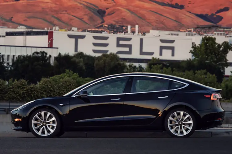 Tesla Model 3: o carro é um sedã elétrico de US$ 35.000 projetado para concorrer com os carros de luxo mais vendidos (Twitter / Elon Musk/Reprodução)
