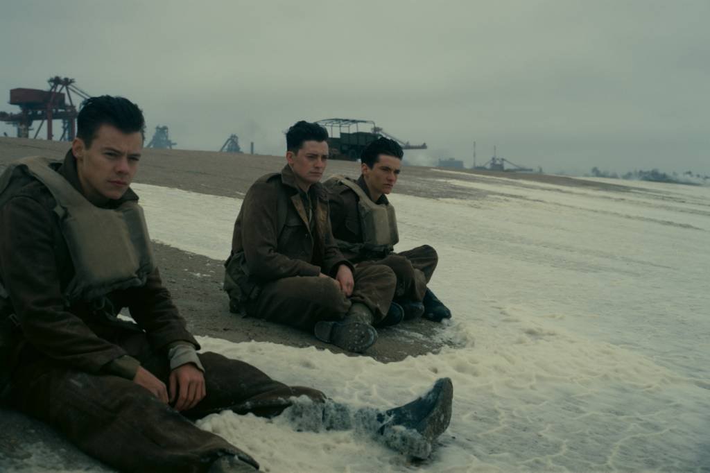 Atores Harry Styles, Aneurin Bernard e Fionn Whitehead no filme "Dunkirk", de Christopher Nolan (Warner Bros./Divulgação)