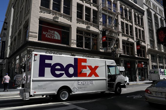 FedEx teve resultado líquido negativo de 1,97 bilhão de dólares no quarto trimestre fiscal encerrado em maio, de acordo com balanço divulgado nesta terça (25) (Justin Sullivan/Getty Images)
